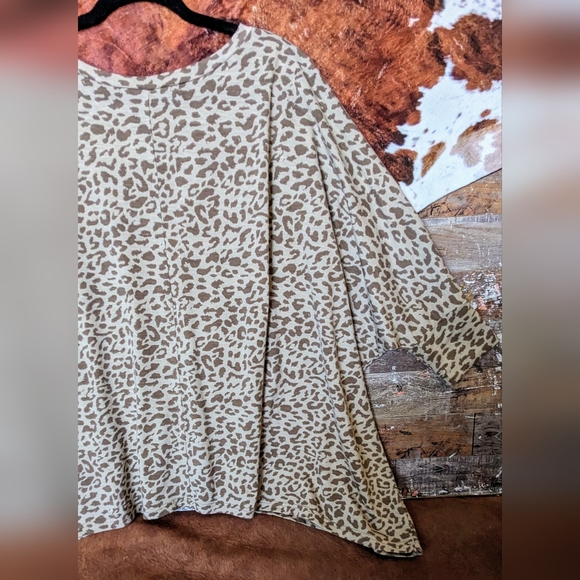 La Miel Leopard Print Drop Shoulder Tee - Picture 13 of 16